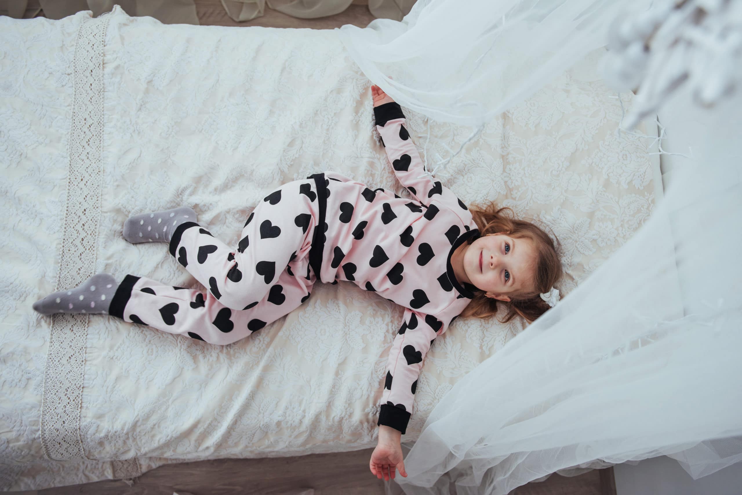 Kind in weichen warmen Pyjama