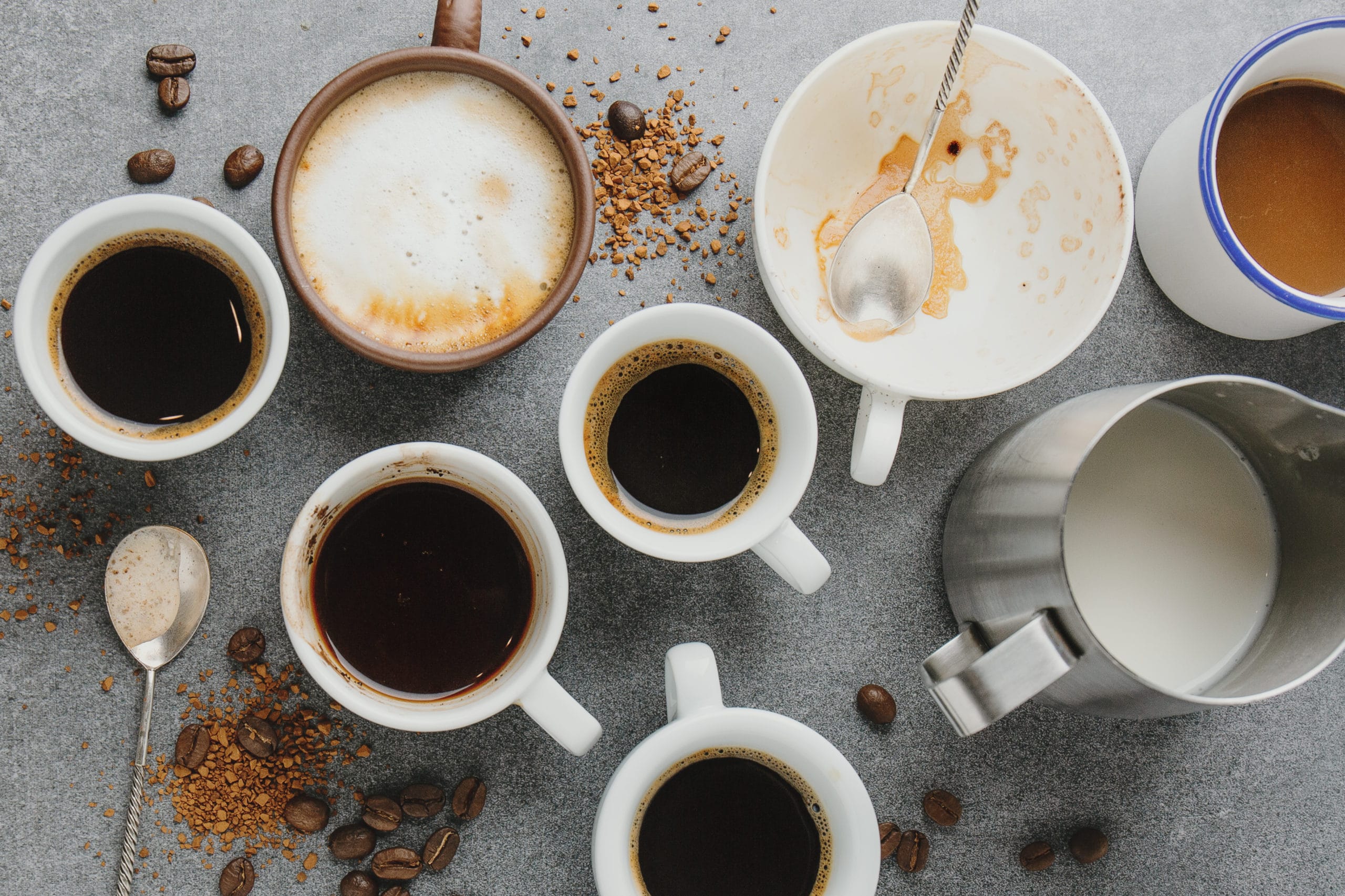 Kaffeetassen und Requisiten zum Kaffeekochen