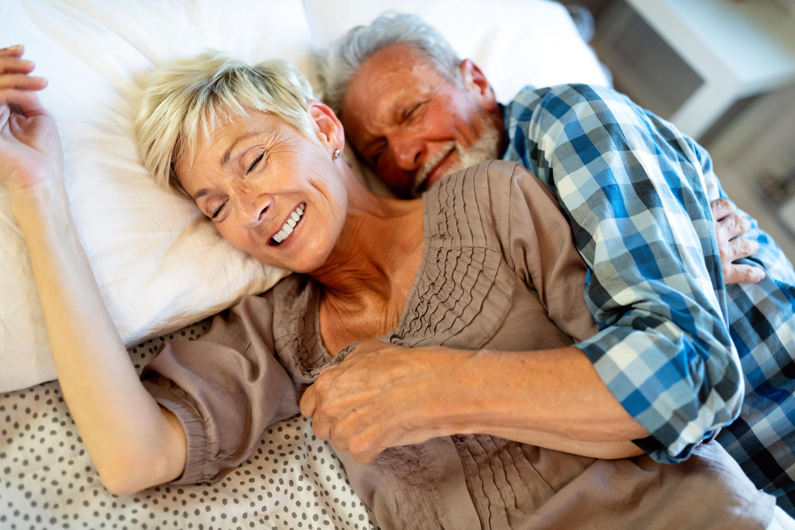 Schönes älteres Paar liegend, schlafen zusammen auf Bett