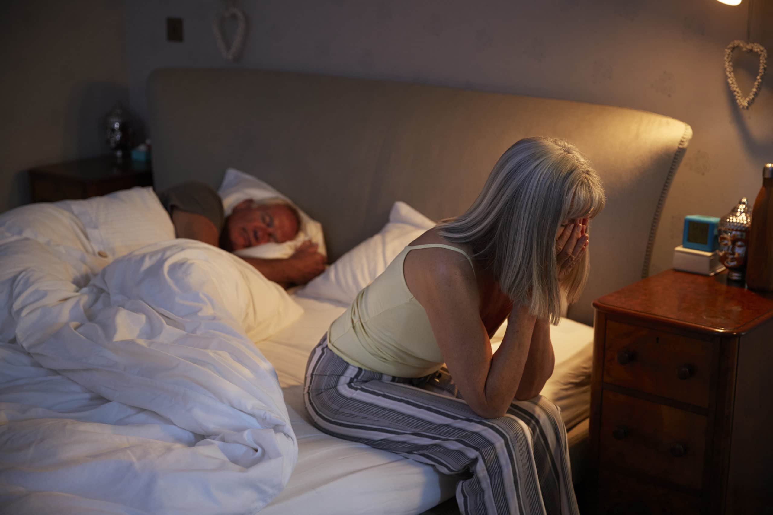 Senior Frau im Bett in der Nacht leiden mit Schlaflosigkeit
