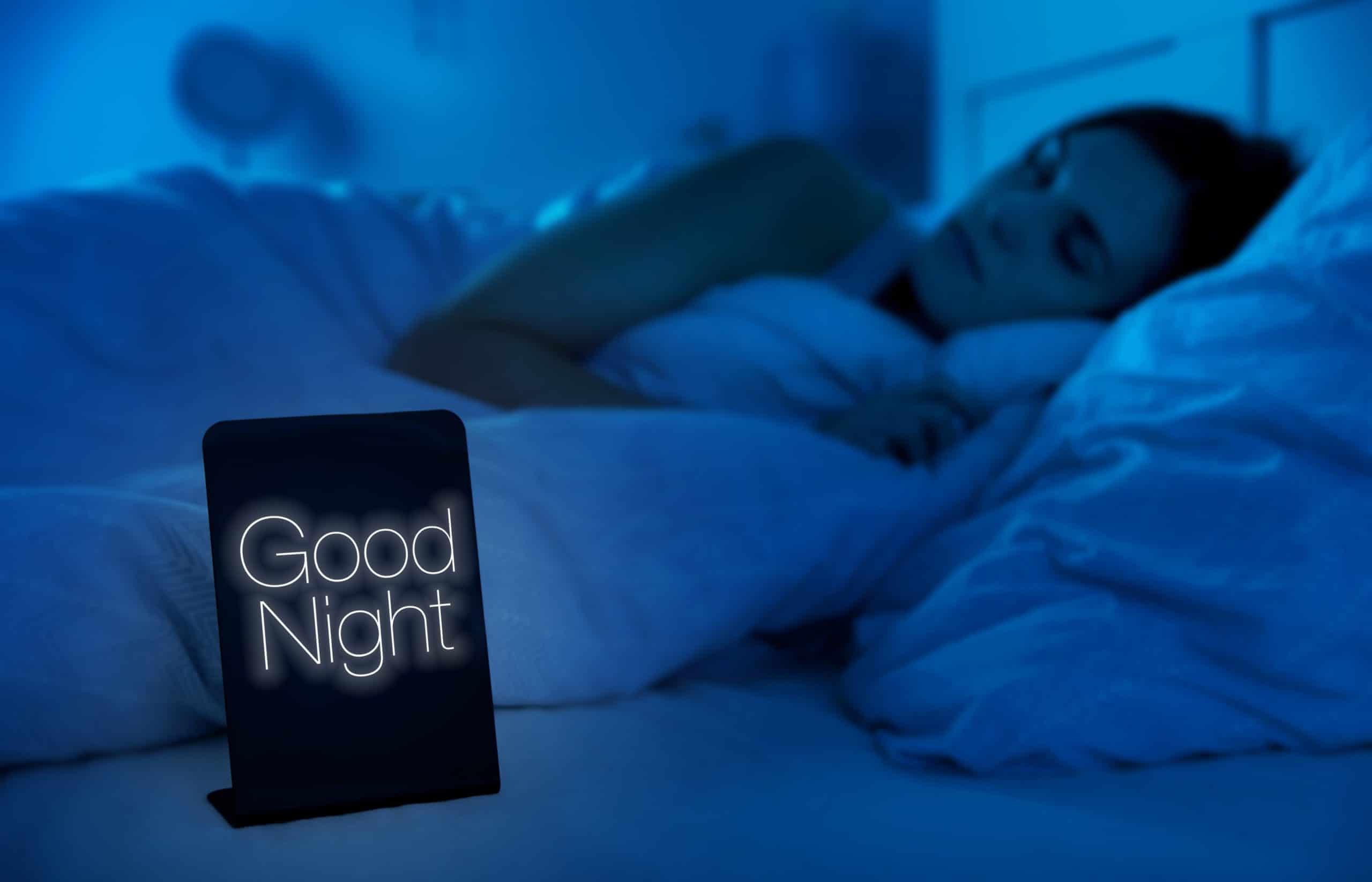 schlafqualitaet-gute-nacht-frau-schlaeft-gesund-im-bett