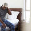 Senior Mann leiden mit Nackenschmerzen