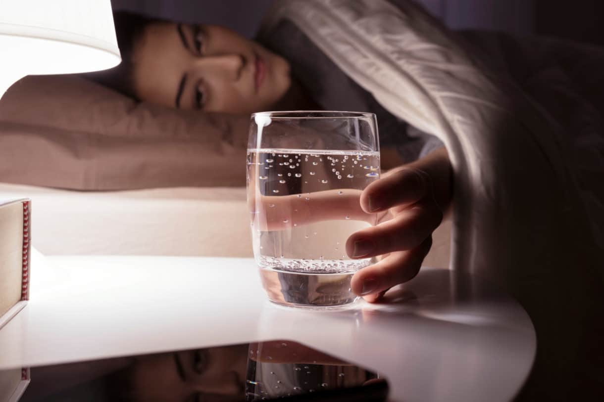 Frau trinken ein Glas Wasser in der Nacht