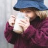 Mädchen trinkt Kaffee im Freien