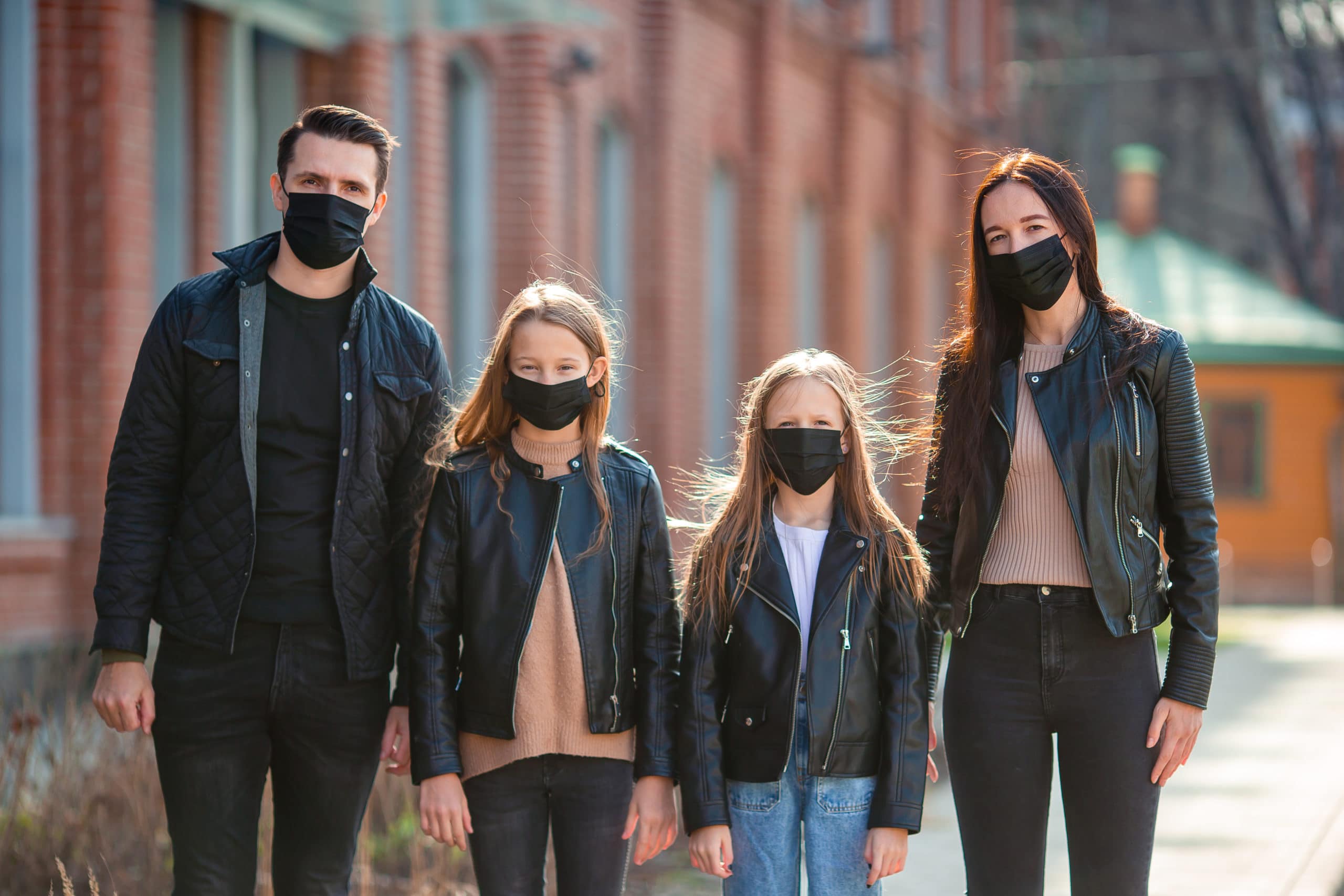 Familie tragen Masken zum Schutz vor Coronavirus