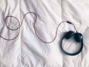 Kopfhörer im Bett