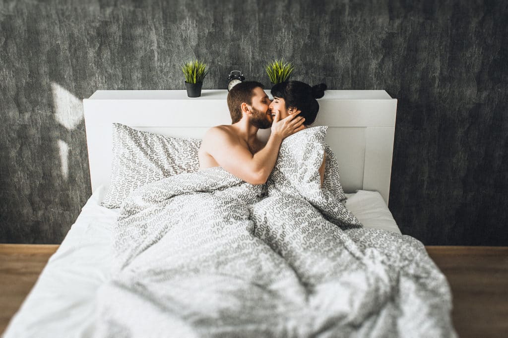 Verliebtes Paar im Bett