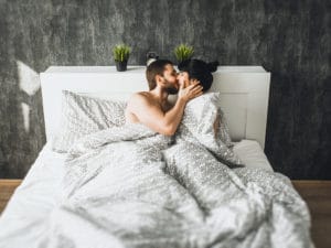Verliebtes Paar im Bett
