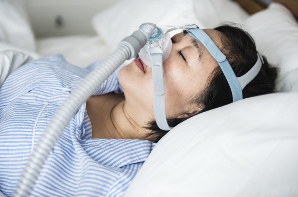 Frau mit CPAP Gerät