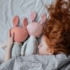 Kinder schlafen mit Puppen