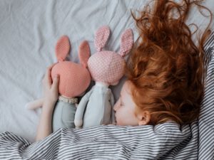 Kinder schlafen mit Puppen