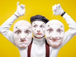 Pantomime mit verschiedenen Gesichtsmasken
