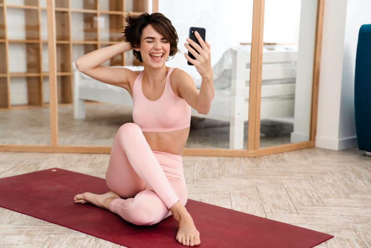 Frau-macht-Selfie-beim-Yoga