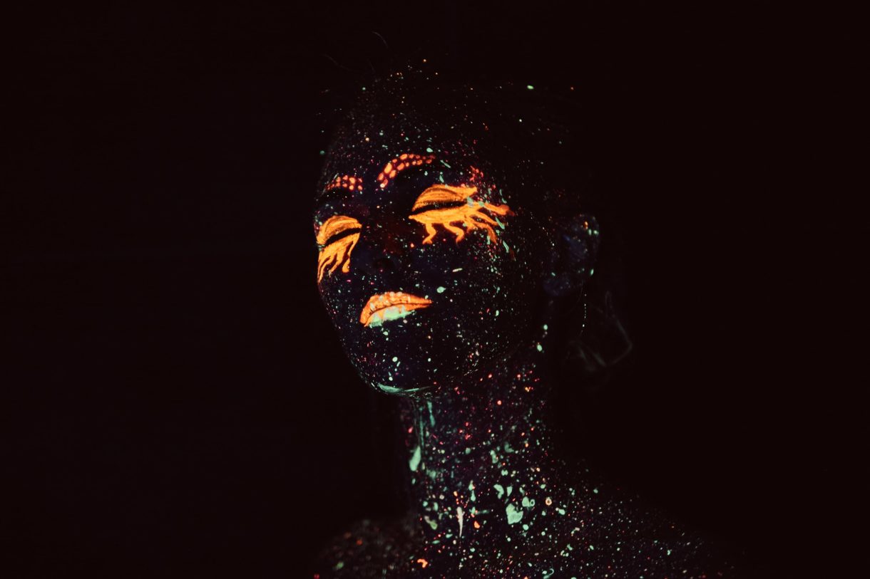Porträt eines Mädchens mit fluoreszierendem Pulver bemalt