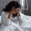 Frau die unter Migräne leidet