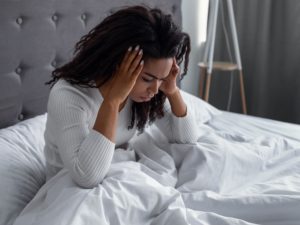 Frau die unter Migräne leidet