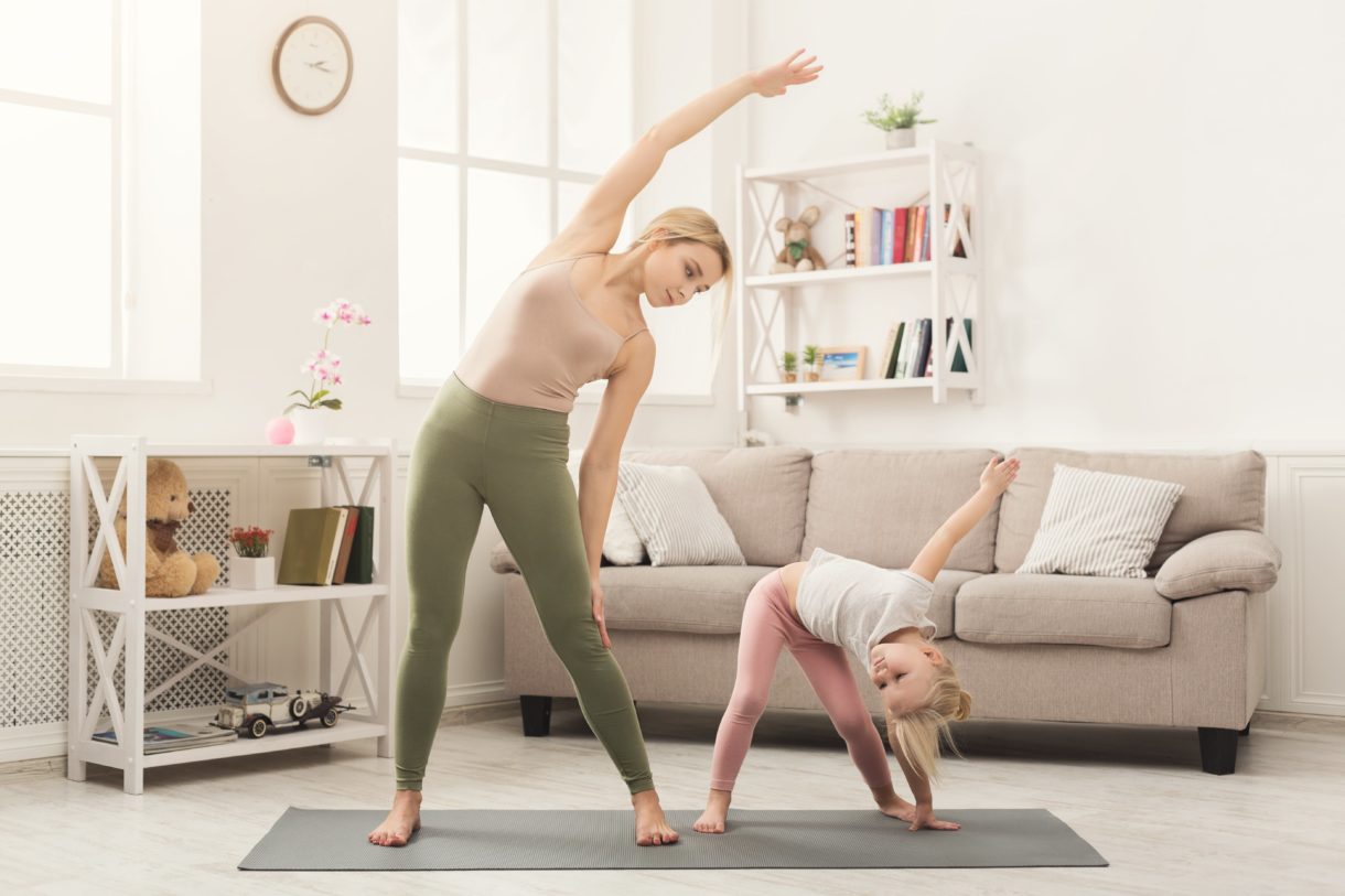 Mutter und Kind machen Yoga