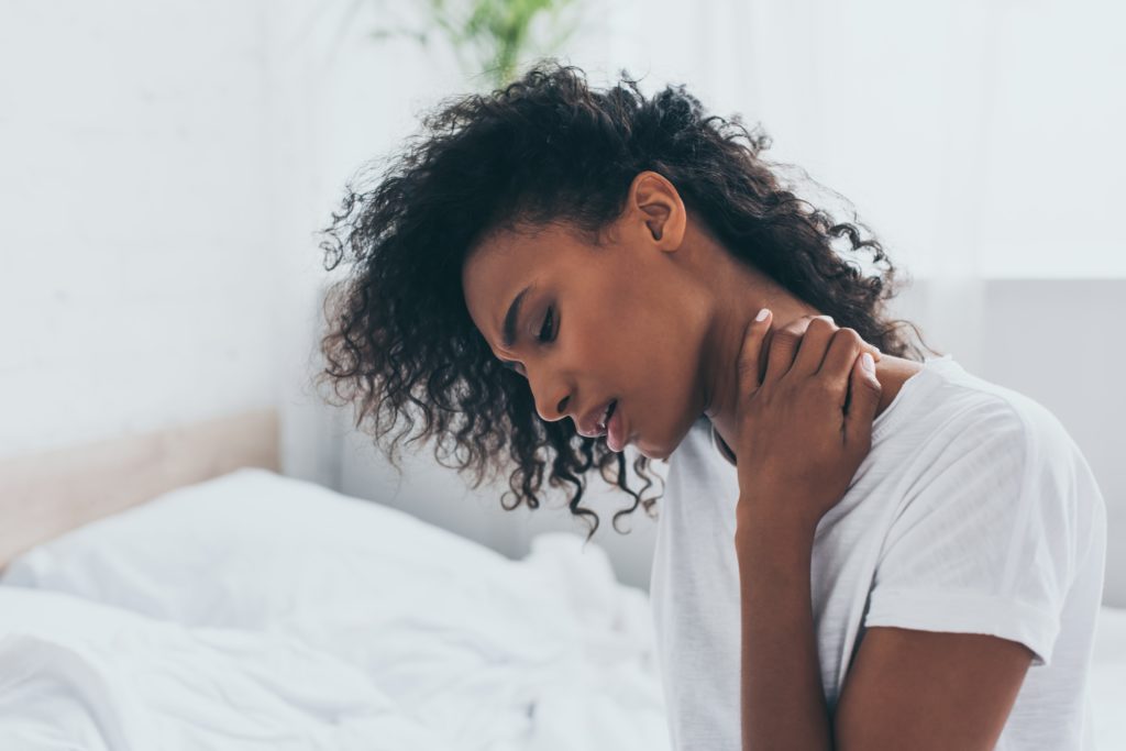Warum wache ich mit Nackenschmerzen auf, und was kann ich dagegen tun