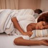 Wie man auf der Seite schläft, ohne mit Rückenschmerzen oder Nackenschmerzen aufzuwachen