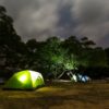 Campingplatz mit beleuchtetem Zelt
