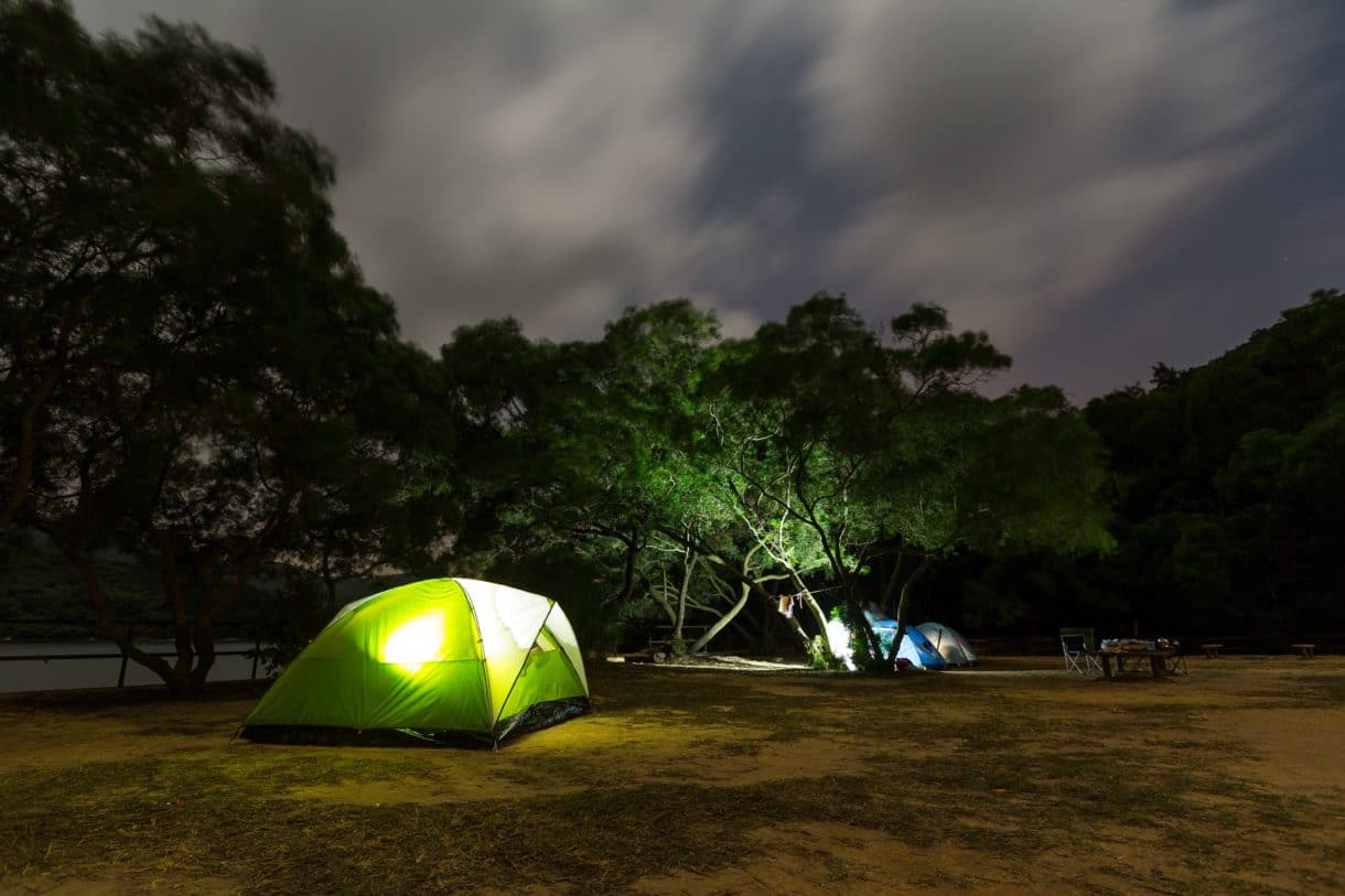 Campingplatz mit beleuchtetem Zelt